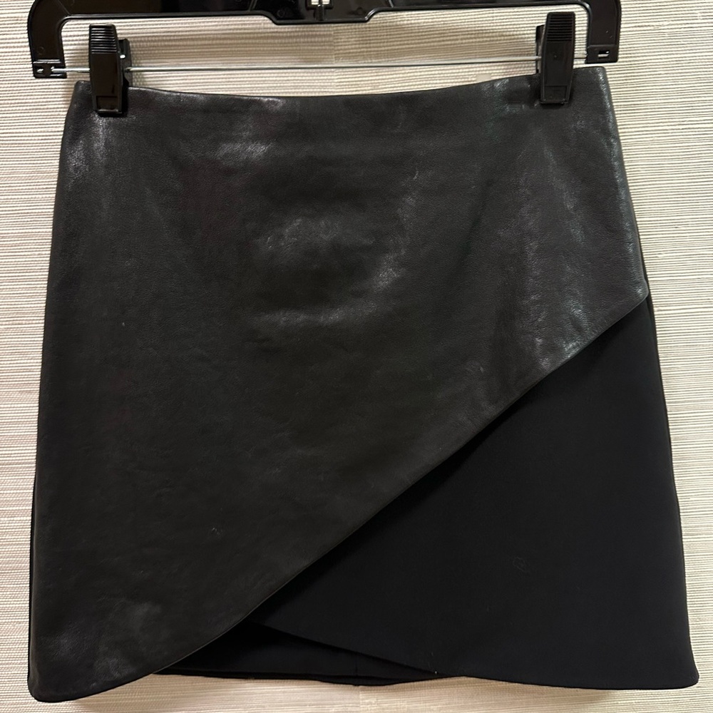 Alice + Olivia black combo leather and polyester mini skirt in size 0